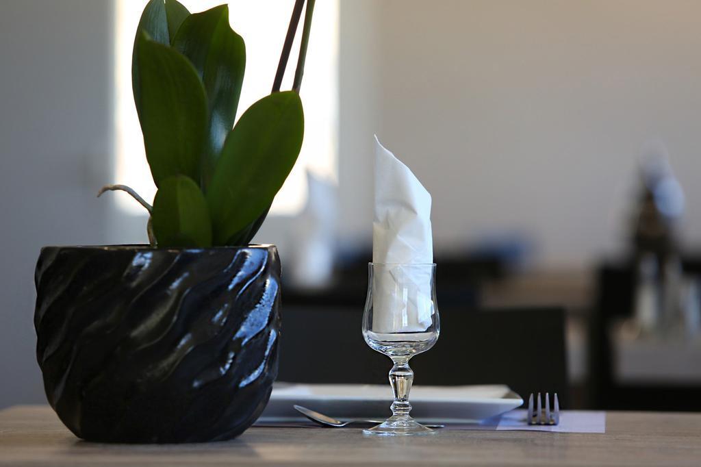 Hotel Restaurant Les Pielettes Le Rove المظهر الخارجي الصورة